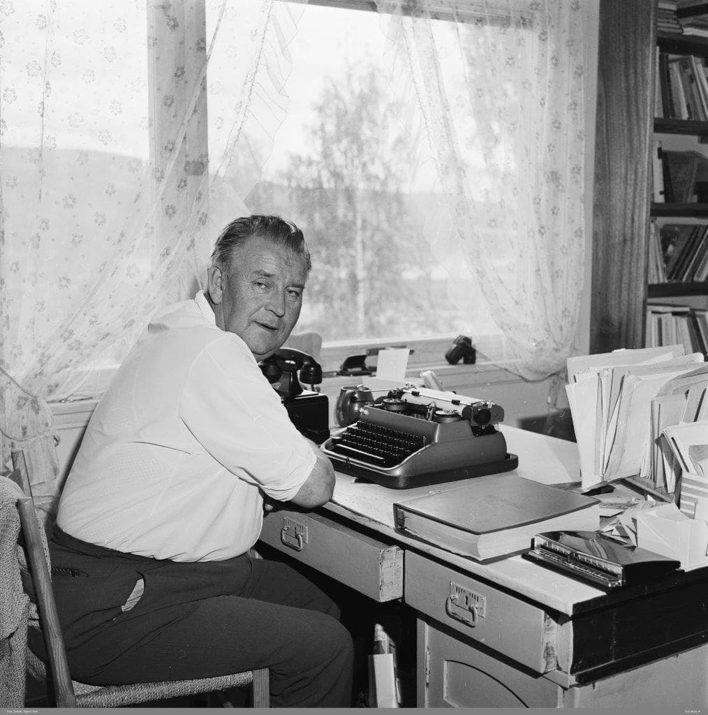 Alf Prøysen i sin skrivestue